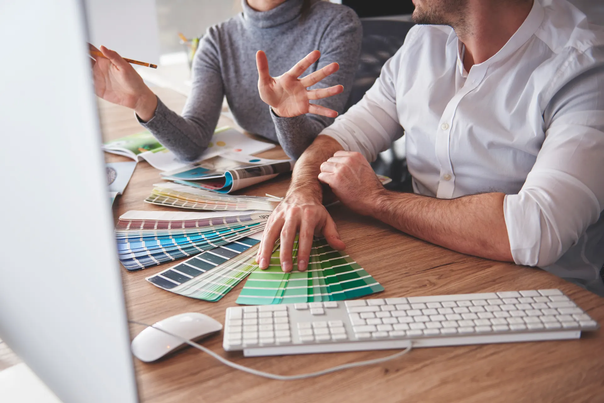 Deux collaborateurs concevant une solution Woopak