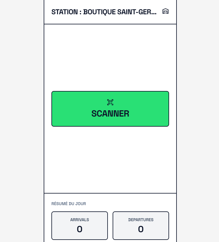 Employé scannant un QR code sur une boîte navette